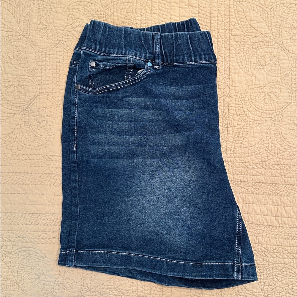 Size 20 BloomChic Dark Blue Denim Shorts. Never worn! - Picture 3 of 4